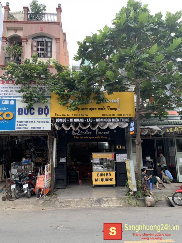 Sang gấp quán bún bò - mì quảng nằm mặt tiền đường Đàm Thận Huy, phường Phú Thọ Hoà, quận Tân Phú.