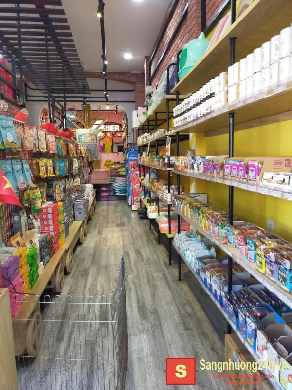 Sang cửa hàng thú nuôi