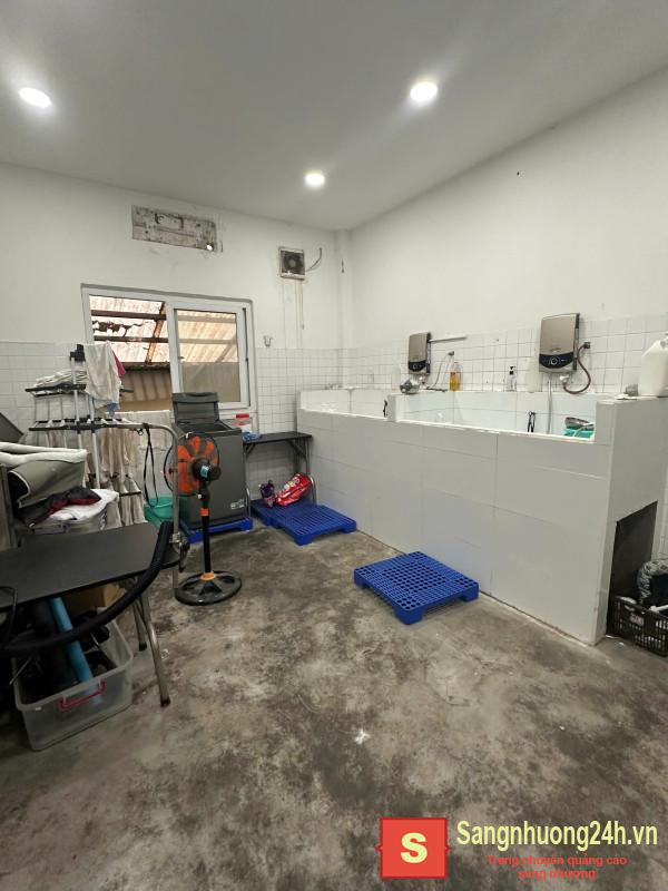 Sang cửa hàng thú nuôi