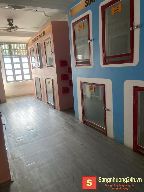 Sang cửa hàng thú nuôi