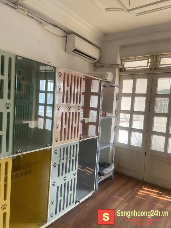 Sang cửa hàng thú nuôi